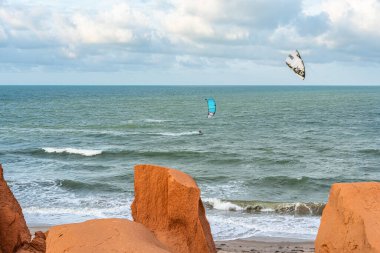 Brezilya 'nın Ceara eyaletindeki Canoa Quebrada Sahili' ndeki kaya oluşumları.