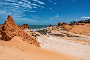 Brezilya 'nın Ceara eyaletindeki Canoa Quebrada Sahili' ndeki kaya oluşumları.