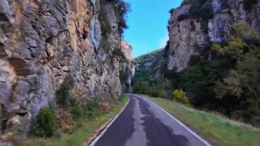 Aragon Pirenesi 'ndeki Foz de Binies kanyonundan geçiyorum. Avrupa 'da İspanya.