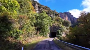 Aragon Pirenesi 'ndeki Foz de Binies kanyonundan geçiyorum. Avrupa 'da İspanya.