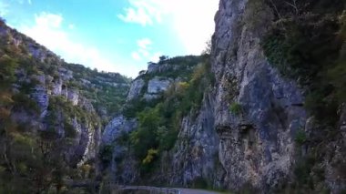 Aragon Pirenesi 'ndeki Foz de Binies kanyonundan geçiyorum. Avrupa 'da İspanya.