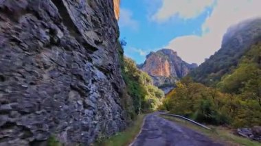 Aragon Pirenesi 'ndeki Foz de Binies kanyonundan geçiyorum. Avrupa 'da İspanya.