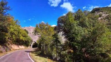 Aragon Pirenesi 'ndeki Foz de Binies kanyonundan geçiyorum. Avrupa 'da İspanya.