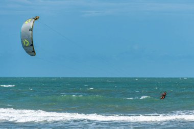 Canoa Quebrada, Brezilya - 05 Aralık 2025 Canoa Quebrada plajında eğlence ve uçurtma. Aracati, Brezilya 'da Ceara eyaleti.