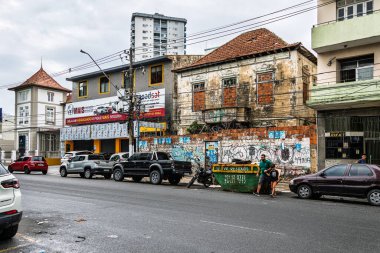 Belem, Brezilya - 07 Aralık 2025: Eski binalar ve Avenida Komandante Bras de Aguiar, Brezilya Para