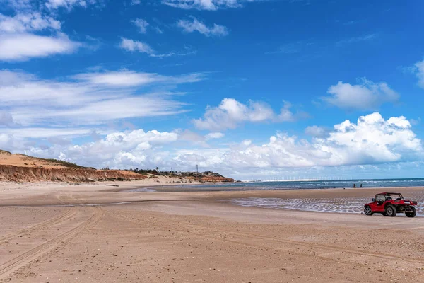 Canoa Quebrada, Brezilya - 02 Aralık 2025: Brezilya 'nın Ceara kentindeki Aracati' de Canoa Quebrada plajında Buggy turları.