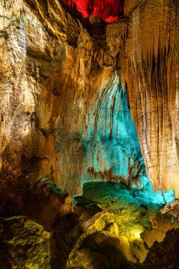 Mira de Aire Mağaraları, Grutas de Mira de Aire, Leiria, Portekiz. Porto de Mos, Leiria 'da kireçtaşı mağaraları var. Moinhos Velhos
