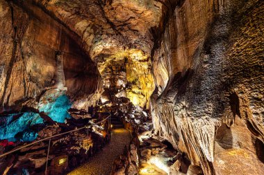 Mira de Aire Mağaraları, Grutas de Mira de Aire, Leiria, Portekiz. Porto de Mos, Leiria 'da kireçtaşı mağaraları var. Moinhos Velhos
