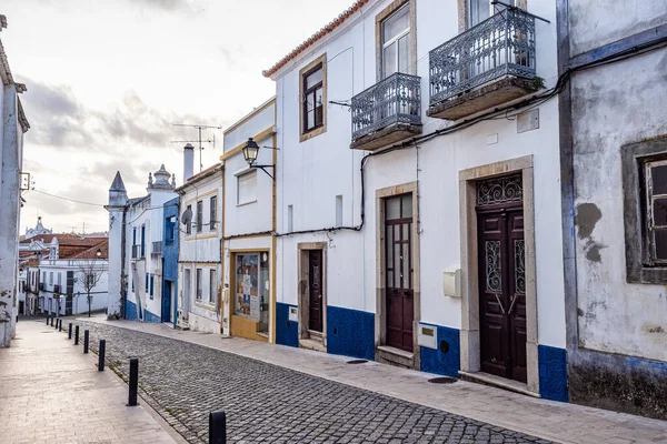 Portekiz 'in Odemira köyünde eski beyaz evleri geleneksel Portekiz tarzında.
