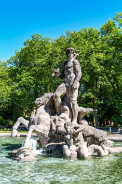 Almanya 'nın Münih kenti yakınlarındaki Botanik Bahçesi' ndeki Neptune Çeşmesi