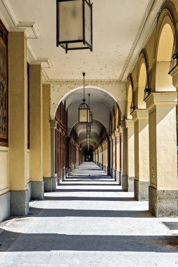 Almanya 'da Avrupa' da Münih 'te Hofgarten Park' ı çevreleyen uzun atari sütunlarıyla gezinti.