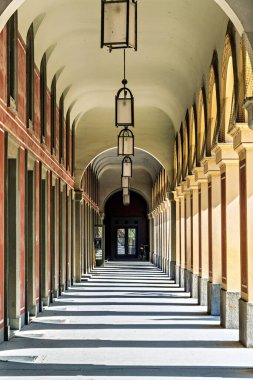 Almanya 'da Avrupa' da Münih 'te Hofgarten Park' ı çevreleyen uzun atari sütunlarıyla gezinti.