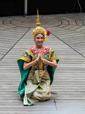 Münih, Almanya - 17 Mayıs 2025: Almanya 'nın Münih kentinde düzenlenen vesakh festivaline, tören cübbesi giymiş Budist cemaatlerinden keşişler ve gruplar katıldı