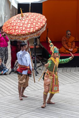 Münih, Almanya - 17 Mayıs 2025: Almanya 'nın Münih kentinde düzenlenen vesakh festivaline, tören cübbesi giymiş Budist cemaatlerinden keşişler ve gruplar katıldı