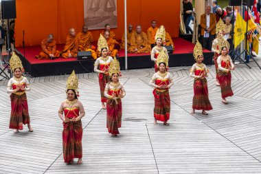 Münih, Almanya - 17 Mayıs 2025: Almanya 'nın Münih kentinde düzenlenen vesakh festivaline, tören cübbesi giymiş Budist cemaatlerinden keşişler ve gruplar katıldı