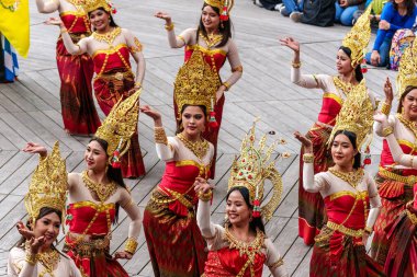 Münih, Almanya - 17 Mayıs 2025: Almanya 'nın Münih kentinde düzenlenen vesakh festivaline, tören cübbesi giymiş Budist cemaatlerinden keşişler ve gruplar katıldı