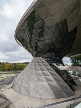 Münih, Almanya - Ekim 03, 2025: BMW Welt cephesi, 2007 yılında kurulan bir sergi, dağıtım, macera müzesi ve etkinlik mekanı