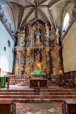Prades, Fransa - 25 Eylül 2025: Prades 'teki tarihi Saint Pierre kilisesinin iç kesiminde Fransa' nın Languedoc-Roussillon kentinde çarpıcı bir Roma çan kulesi yer alıyor..