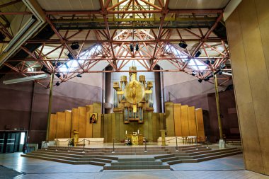 Lourdes, Fransa - 28 Şubat 2025: Lourdes, Fransa 'daki Saint Bernadette Kilisesi' nin İçişleri. Dünyanın dört bir yanındaki Katolikler için belediye başkanı hac yeri