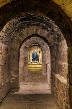 Yesa, İspanya - 07 Ekim 2025: Avrupa 'daki Yesa, Navarre, İspanya' daki San Salvador Manastırı 'nın antik Roma mahzeninin içi