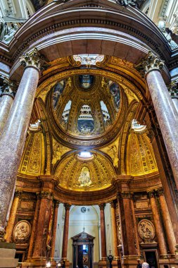 Zaragoza, İspanya - 24 Ekim 2025: Pilar Hanımefendisi Katedral Bazilikası, Zaragoza, İspanya, Avrupa