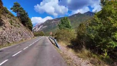 İspanya 'da sonbaharda Pireneler' de, İspanya 'da Avrupa' da Hecho Vadisi 'nde araba sürmek