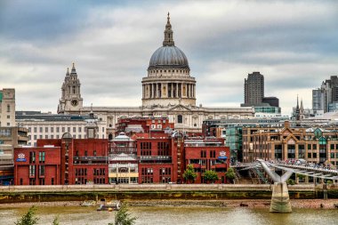 Millennium Köprüsü ve Londra rıhtımında St Pauls Katedrali Londra, İngiltere, İngiltere. Milenyum Köprüsü mimar Norman Foster tarafından tasarlandı.
