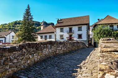 Ochagavia İspanya 'nın Roncal-Salazar bölgesinde, Salazar Vadisi' nde, Merindad de Sanguesa bölgesinde, Navarre özerk bölgesinde bulunan bir şehirdir..