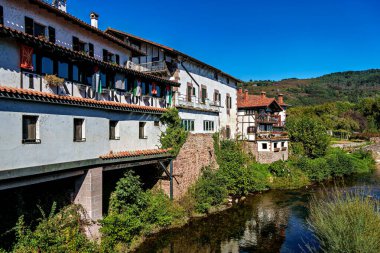 İspanya 'da Elizondo, Navarra sokaklarında yürüyorum. Klasik kırmızı ve beyaz cepheli geleneksel Bask evleri