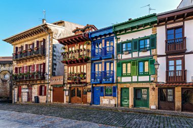 Tarihi Renkli Binalar, Kırmızı Panjurlar, Çiçek Balkonları, Çakıl Taşı Sokağı, Hondarribya Geleneksel Mimarlık, Bask Ülkesi, İspanya