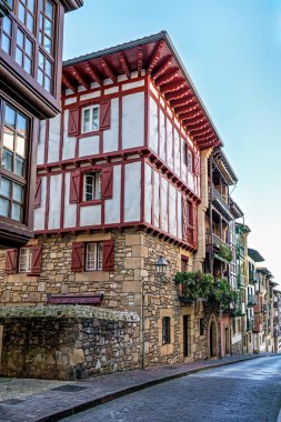 Tarihi Renkli Binalar, Kırmızı Panjurlar, Çiçek Balkonları, Çakıl Taşı Sokağı, Hondarribya Geleneksel Mimarlık, Bask Ülkesi, İspanya