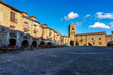 Ainsa, İspanya - 19 Ekim 2025: İspanya 'nın ortaçağ köyü Ainsa El Sobrarbe' ye aittir. İspanya 'nın Aragon Pirenesi' ndeki Ordesa Vadisi 'ne açılan kapılardan biri.