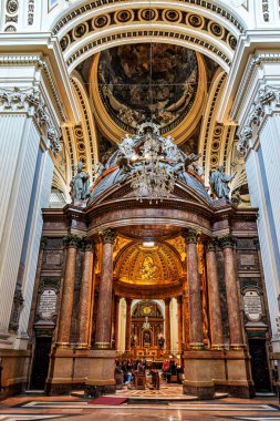 Zaragoza, İspanya - 24 Ekim 2025: Pilar Hanımefendisi Katedral Bazilikası, Zaragoza, İspanya, Avrupa