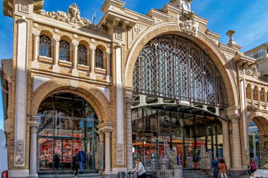 Zaragoza, İspanya - 24 Ekim 2025: İspanya 'nın Zaragoza kentinin merkez pazarı, kısa bir süre önce yenilendi ve şehrin en önemli turistik ve gastronomik merkezlerinden biri haline geldi.