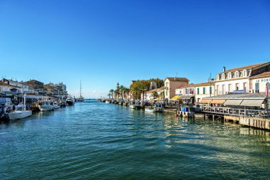 Le Grau du Roi, Fransa - Kasım 04, 2025: Fransa 'nın doğaüstü bölgelerinin kıyılarında bulunan Le Grau du Roi balıkçı köyünün tarihi limanı