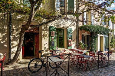 Aigues Mortes, Fransa - Kasım 05, 2025: Fransa 'nın tarihi şehir merkezi Aigues-Mortes' in evleri, Occitanie, Avrupa 'nın Gard' ı ortaçağ duvarlarının üzerinden görüldü