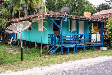 Brezilya 'nın Marajo Adası' ndaki Pesqueiro, Soure 'de balkonları olan renkli doğal çerçeveli evler..