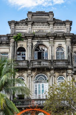 Manaus 'taki Colegio Dom Bosco okulunun ön cephesi ve girişi. Brezilya 'da Amazonlar