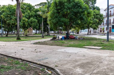 Belem, Brezilya - 08 Aralık 2025: Brezilya 'nın Para eyaletindeki Belem şehrinde Praca Dom Pedro II meydanı. Valinin konutunun önünde yer almaktadır.