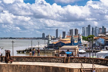 Belem, Brezilya - 08 Aralık 2025: Belem şehri, Belem, Para, Brezilya 'daki Forte do Presepio adlı tarihi kaleden görüldü. Karşılaşma Müzesi 'ne ev sahipliği yapıyor.
