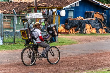 Soure, Brezilya - 10 Aralık 2025: Soure şehrinin ana meydanında Soure halkı, Ilha de Marajo, Brezilya Para