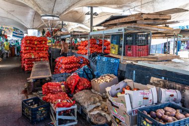 Belem, Brezilya - 12 Aralık 2025: Vero-o-Peso 'daki Belem do Para' da taze meyve ve sebzeler. Şehrin turist ve kültür merkezi, nehir kenarında..