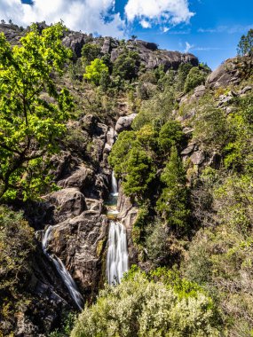 Güzel Arado Şelalesi, Cascata do Arado Kuzey Portekiz 'deki Peneda Geres Ulusal Parkı' nda.
