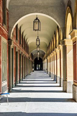 Almanya 'da Avrupa' da Münih 'te Hofgarten Park' ı çevreleyen uzun atari sütunlarıyla gezinti.