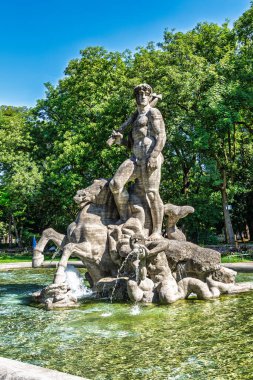 Almanya 'nın Münih kenti yakınlarındaki Botanik Bahçesi' ndeki Neptune Çeşmesi