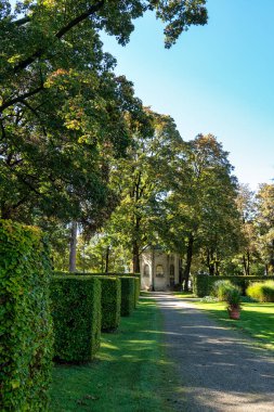 Kuzey Mezarlığı, Nordfriedhof 'un sonbahar manzarası, 34.000 mezar alanı ile, Almanya' nın Bavyera, Münih 'teki en büyük mezarlıklardan biridir..