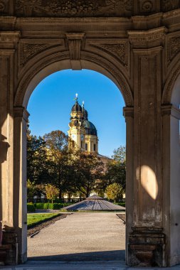 St. Cajetan Tiyatro Kilisesi 'nin sonbahar manzarası - Münih' teki bir Katolik kilisesi olan Theatinerkirche St. Kajetan, seçmen Ferdinand Maria ve eşi Savoy 'lu Henriette Adelaide tarafından kuruldu..