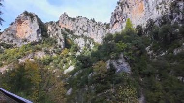 İspanya 'daki Anisclo Kanyonu' ndan geçiyorum. Aragon 'un en görkemli manzaralarından biri. Pireneler dağlarındaki Bellos Nehri' nin şiddetli erozyonuyla yüzyıllar boyunca oyulmuş derin bir vadi.