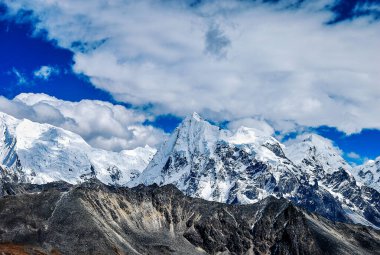 Asya, Nepal 'in Langtang bölgesindeki Tsergo Ri' den Yala Tepesi Dağ Manzaralı Güzel Himalaya Sıradağları