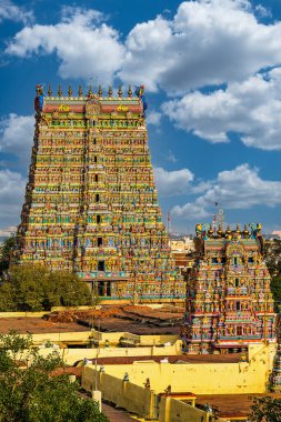 Meenakshi Sundareswarar Tapınağı Madurai 'de. Tamil Nadu, Hindistan. Bir tanesi Meenakshi 'ye, diğeri de Lord Sundareswarar' a adanmış ikiz bir tapınak.